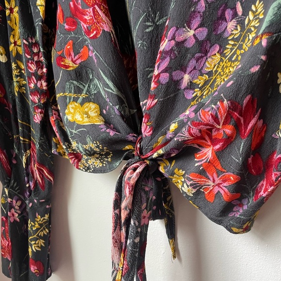 Floral blouse size Small - Picture 2 of 6